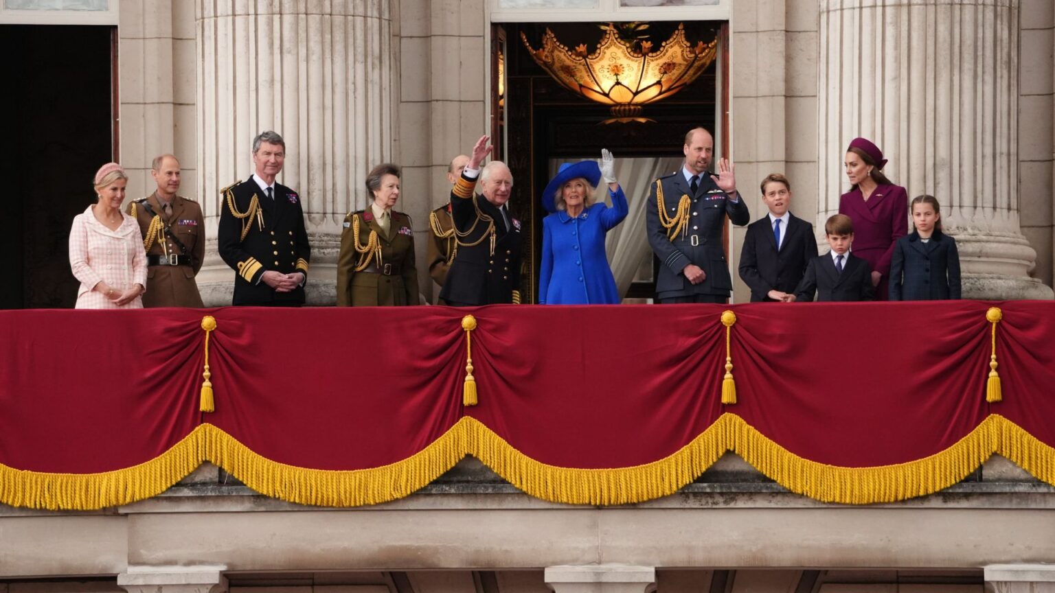 Royal Family per il Giorno della Vittoria