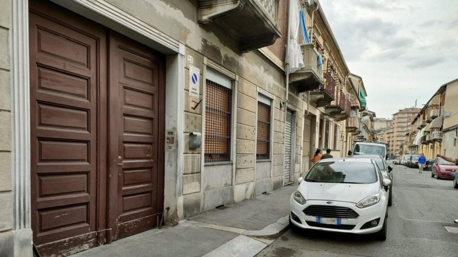 Torino, 19enne ucciso a coltellate in strada nella notte: caccia al killer