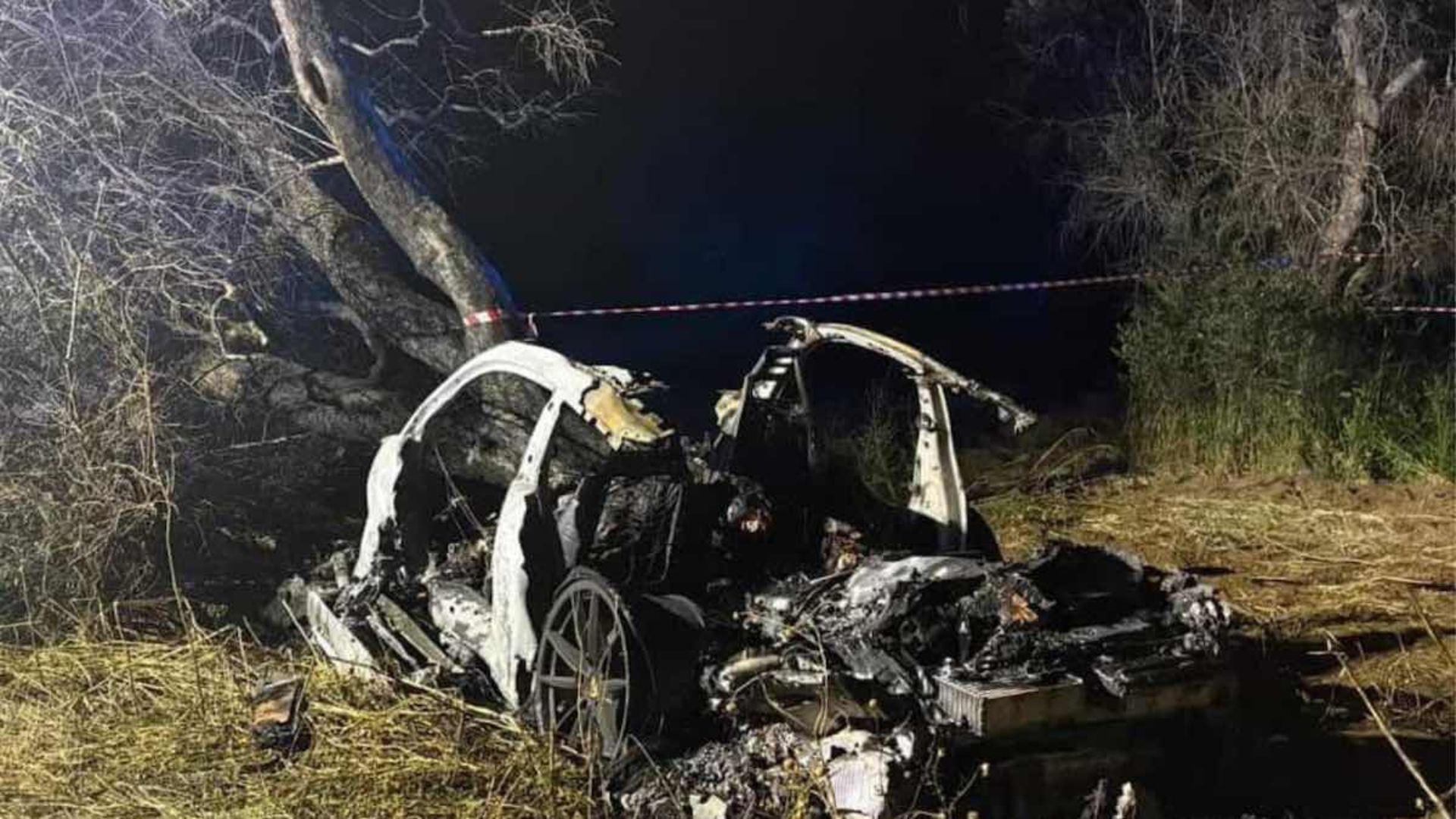 Brindisi, auto si schianta contro albero e prende fuoco: morti tre giovani Brindisi, auto si schianta contro albero e prende fuoco: morti tre giovani