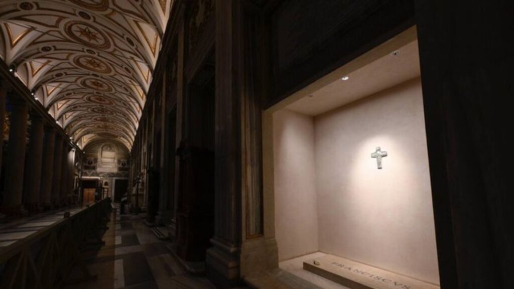 Il Presidente della Repubblica, Sergio Mattarella, in visita a Santa Maria Maggiore alla tomba di Papa Francesco