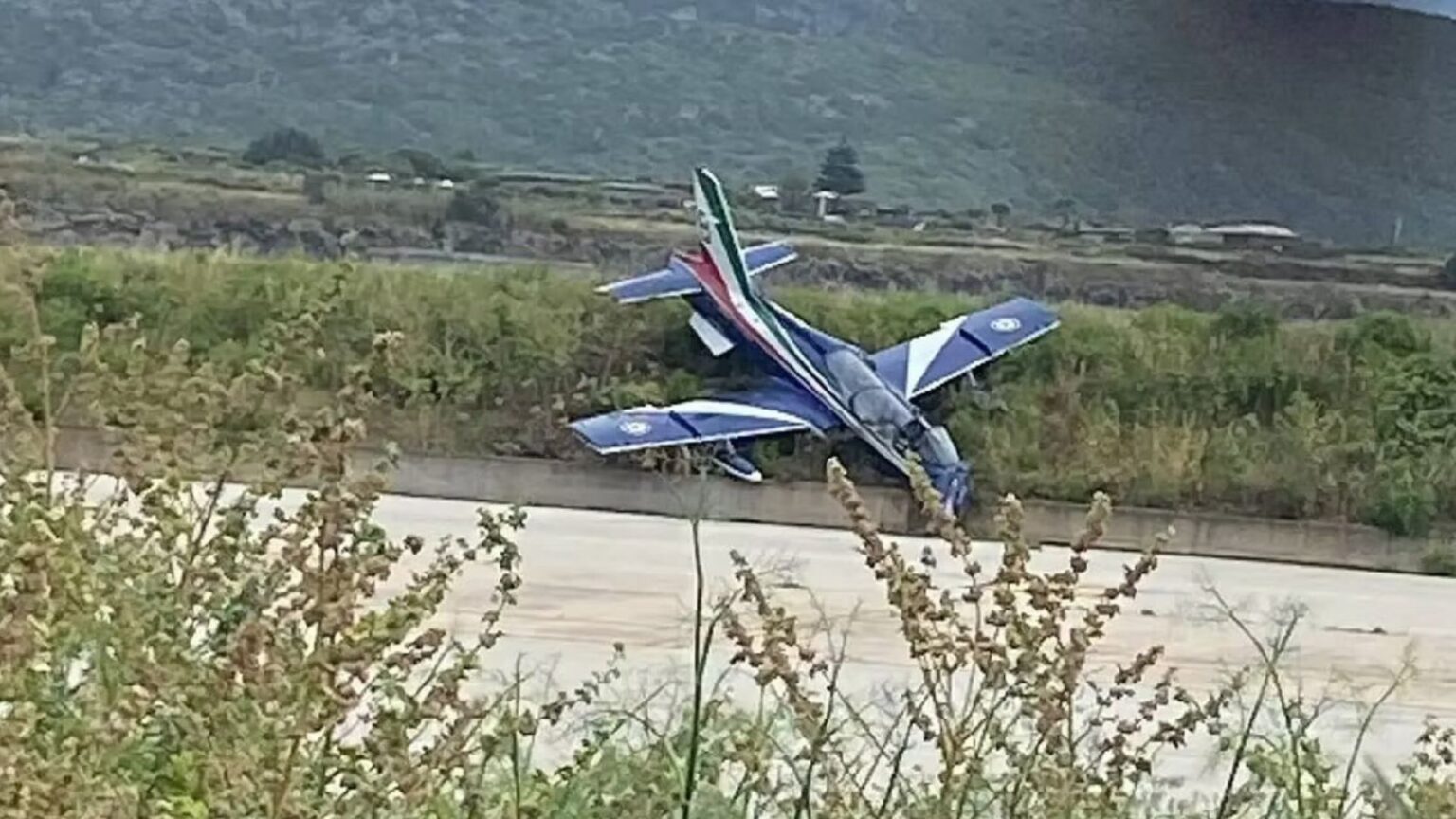 Aereo Frecce Tricolori precipita fuori pista