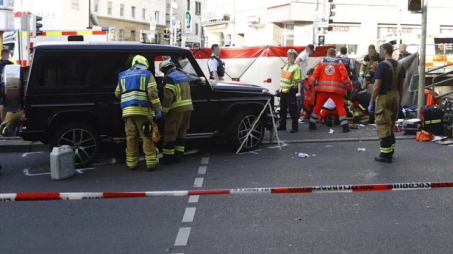 Stoccarda, auto su folla