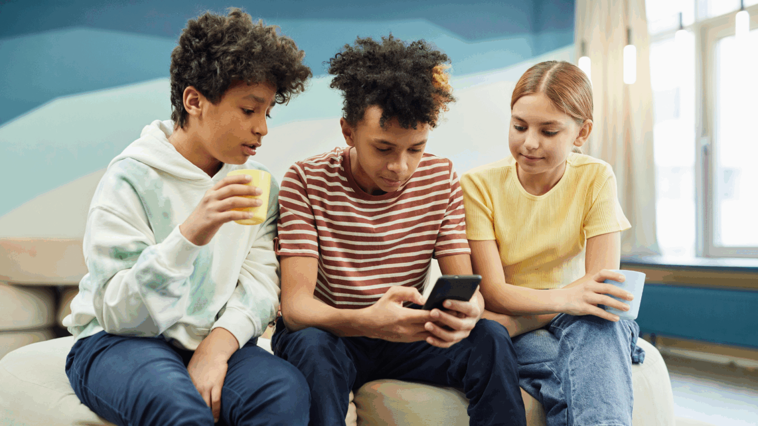 Ue, minori e social: arriva l'app per controllo età