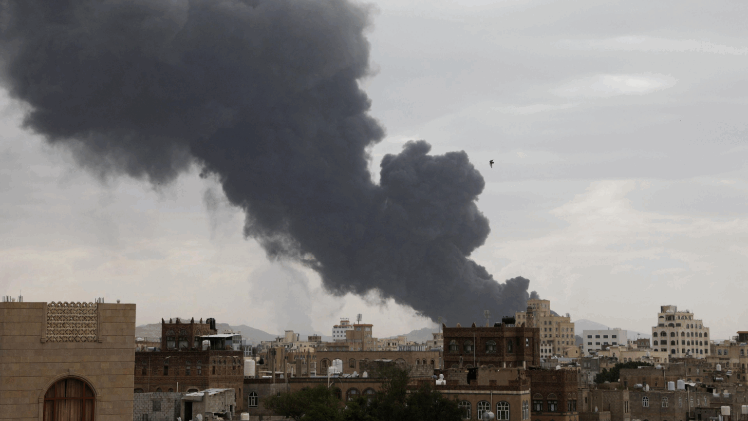 Yemen, raid israeliano devasta aeroporto di Sanaa