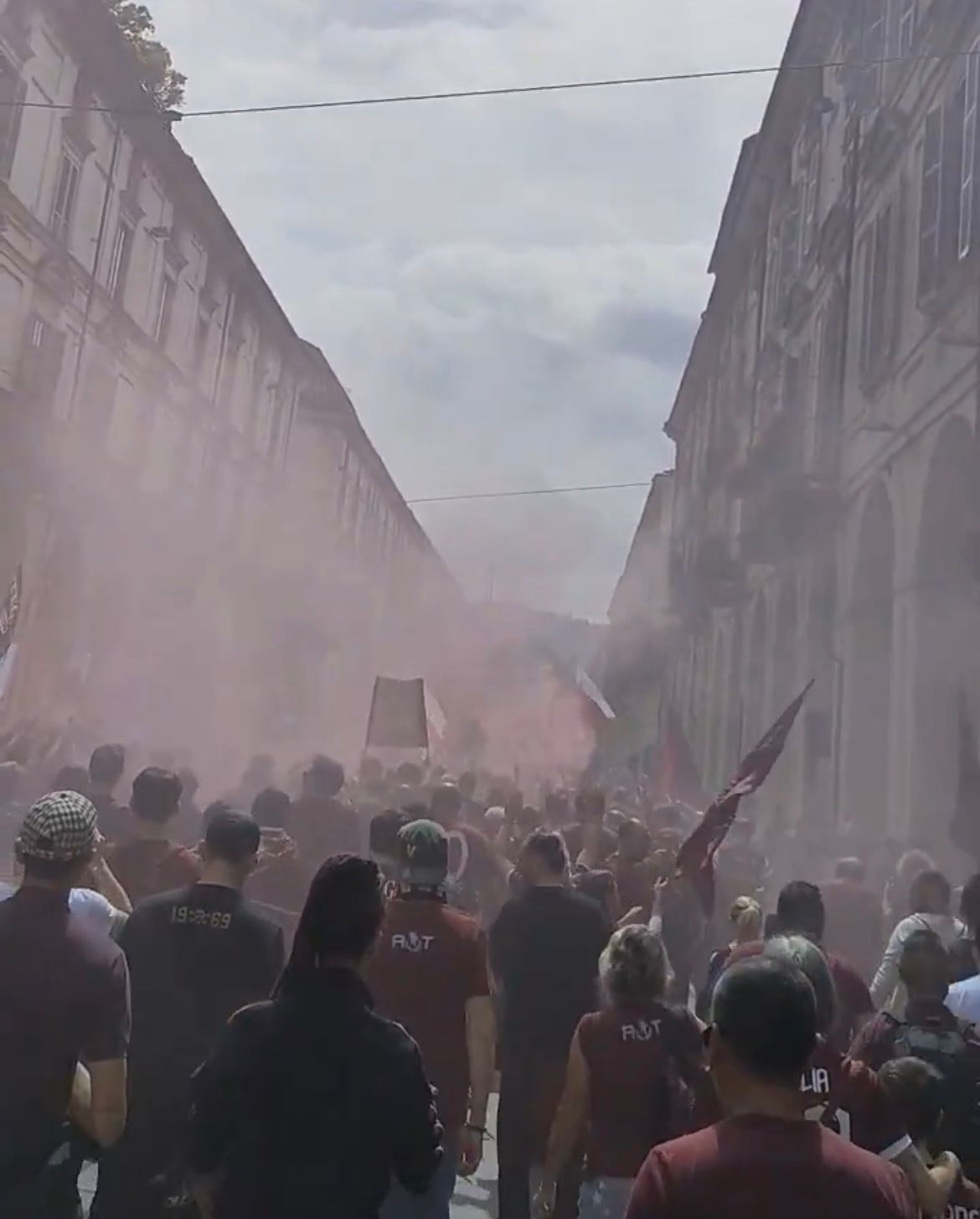 Grande Torino, 20mila tifosi in corteo a Superga. Scoppiano cori contro Cairo Grande Torino, 20mila tifosi in corteo a Superga. Scoppiano cori contro Cairo