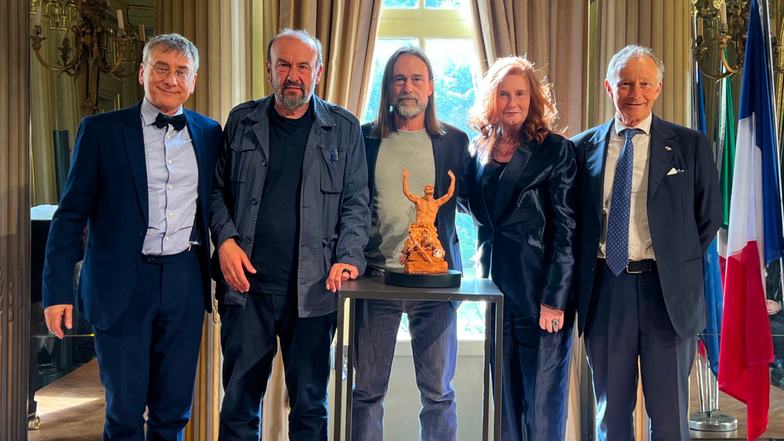 Ambasciatrice d’Italia, Emanuela D’Alessandro, Rappresentante Permanente d’Italia presso le Organizzazioni Internazionali a Parigi, Luca Sabbatucci e Vice Segretario Generale della Presidenza del Consiglio dei Ministri, Marco Villani, Presidente del Comitato Nazionale per l’ottavo centenario della morte di San Francesco d’Assisi, Davide Rondoni, l’artista Ettore Greco
