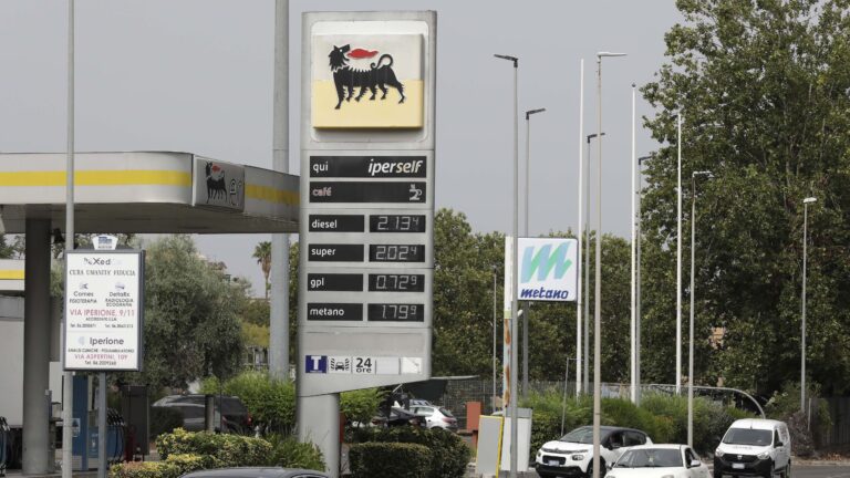 Eni abbassa i prezzi: 2,19 euro al litro per il gasolio e 1,99 euro al litro per la benzina 12 Eni carobenzina