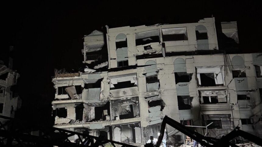 Gaza, crolla edificio
