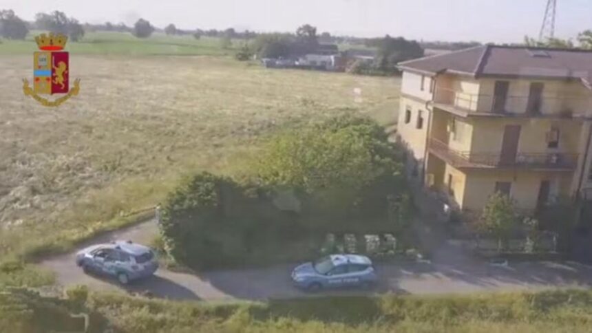 Lodi, 15enne trovato morto ai piedi di un traliccio ad alta tensione: vicino a lui il telefono 3 Lodi, 15enne morto