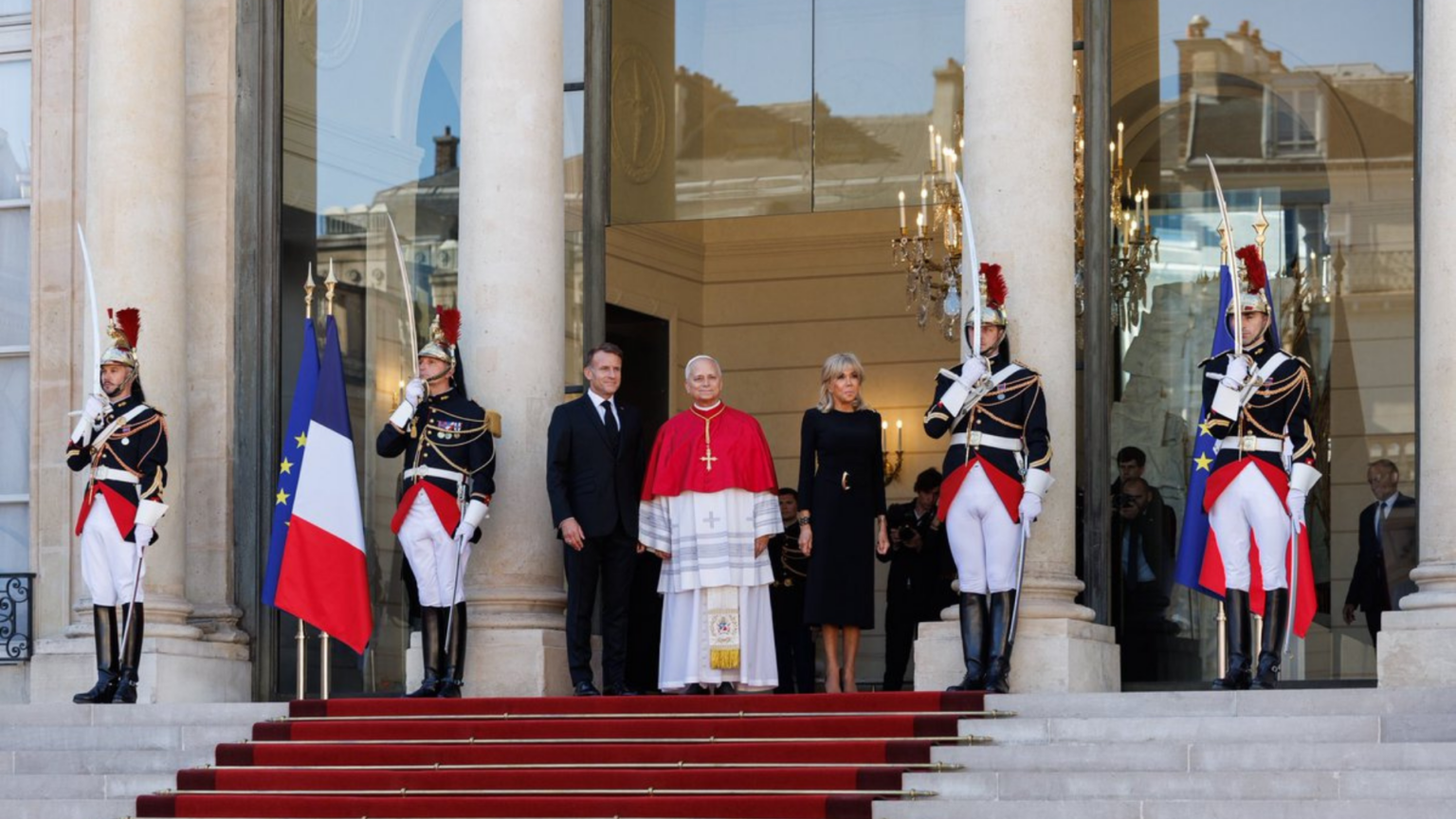 Papa Leone XIV in Francia, il messaggio ai giornalisti: “Qui siete tutti benvenuti” 13 Papa Leone XIV in Francia