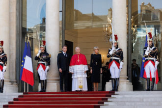 Papa Leone XIV in Francia, il messaggio ai giornalisti: “Qui siete tutti benvenuti” 57 Papa Leone XIV in Francia