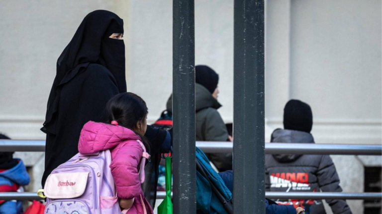 Dl Scuola: tetto 30% di stranieri nelle prime classi e divieto di burqa. Nella bozza minori allontanati dalla famiglia se famiglia non studia italiano 12 Dl Scuola