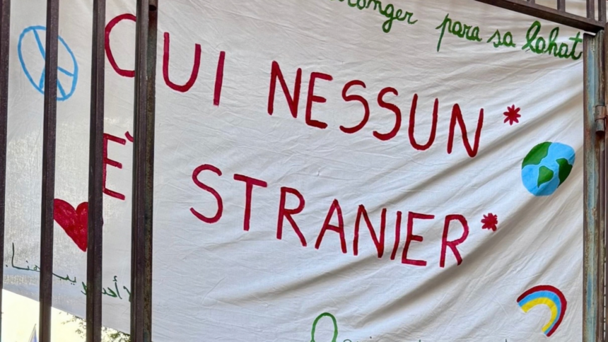 Genova, striscione scuola Daneo