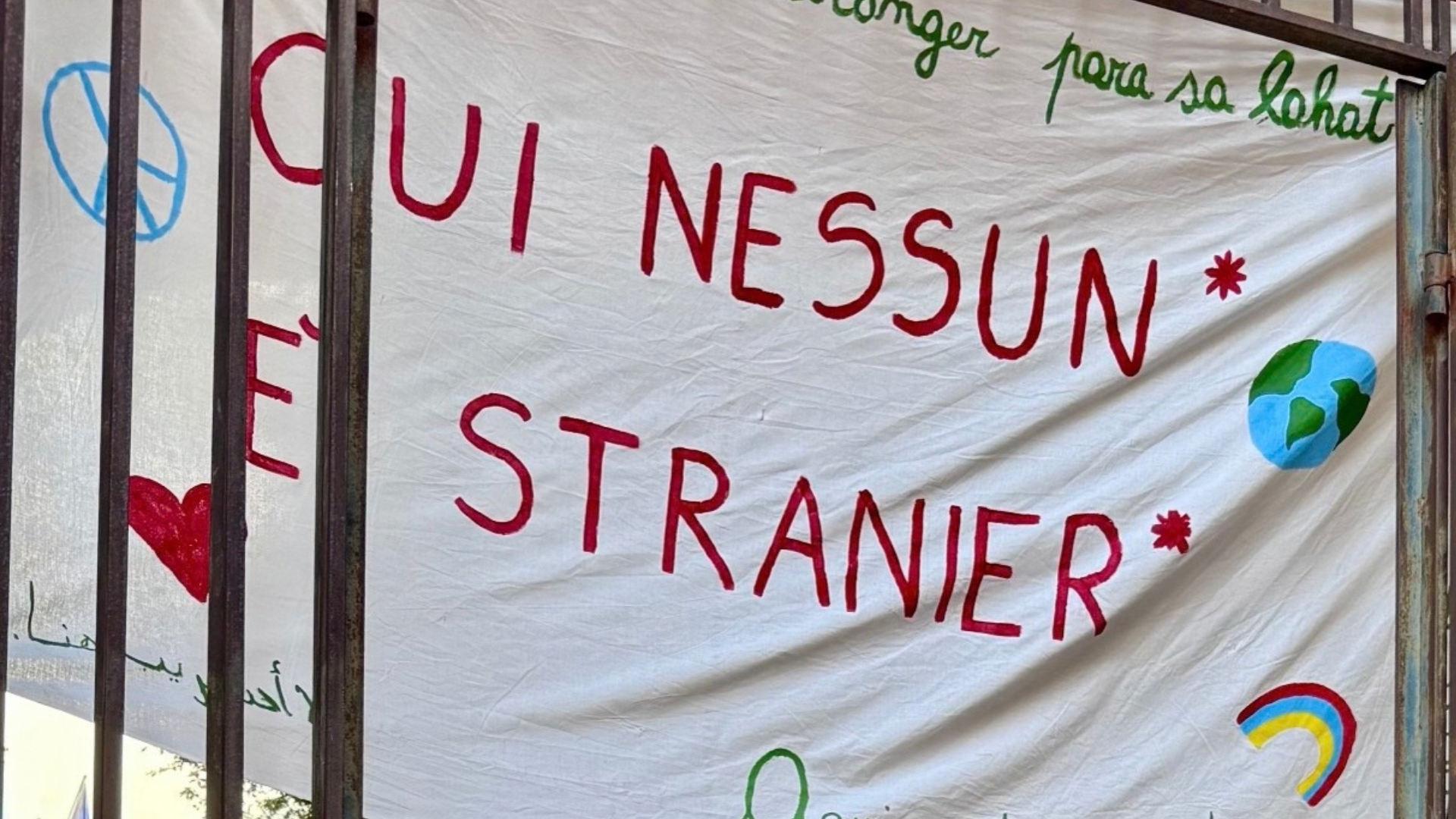 genova rimosso striscione solidale dalla scuola daneo la questura avvia accertamenti da Ildifforme.it genova rimosso striscione solidale dalla scuola daneo la questura avvia accertamenti