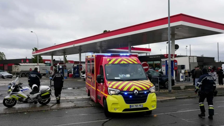 Francia, uomo spara dall'auto sui passanti a Trappes: un morto e 4 feriti, si indaga per terrorismo