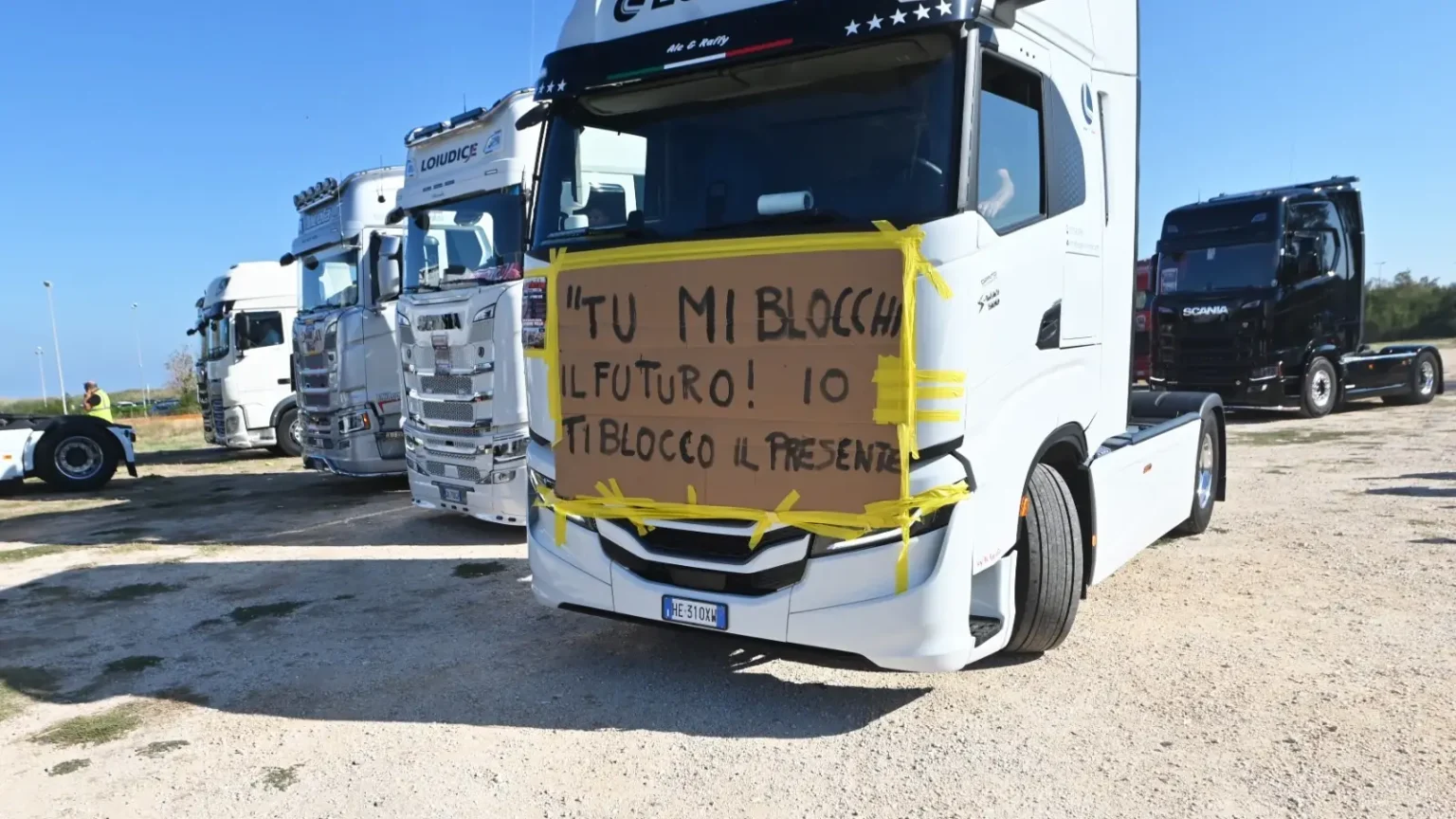 Proteste dei tir, la polizia scorta gli autisti. Oggi in Cdm il decreto aiuti